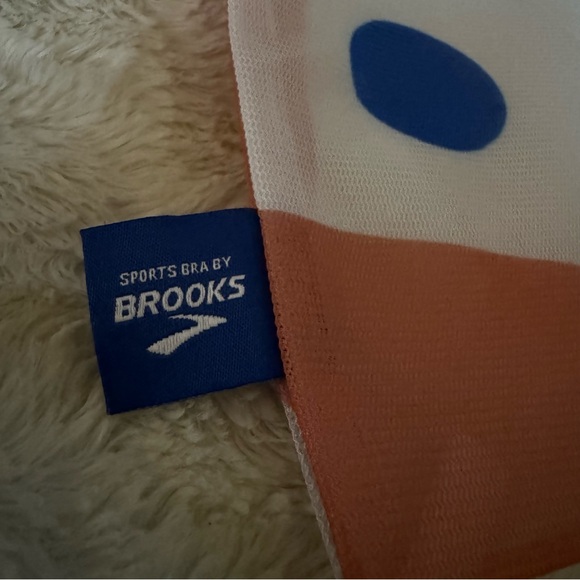 Brooks mesh sports bra zip bag - Picture 2 of 5